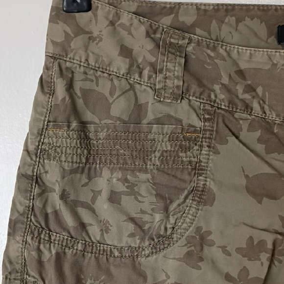 Express Olive Floral Cargo Shorts Embroidered Rhinestones bedazzled size 2 Y2K - Picture 5 of 13